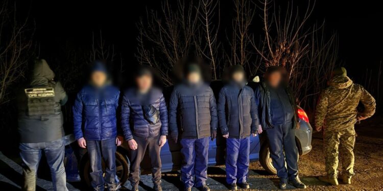 Ухилянти на таксі: На Одещині затримали групу чоловіків, які намагалися втекти від мобілізації 1 ухилянти