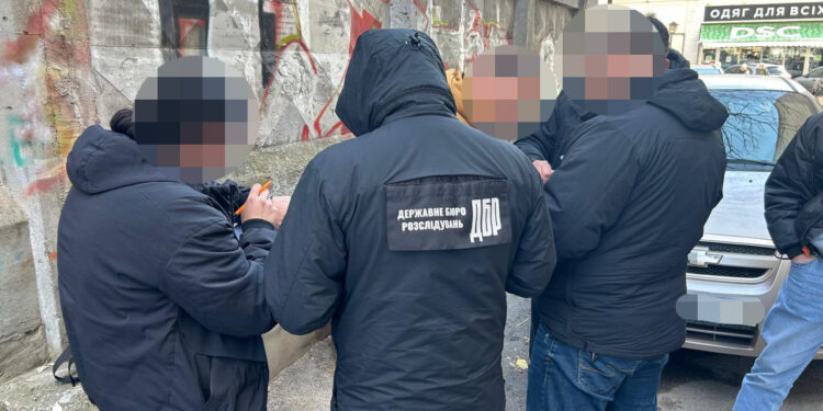 Масштабна корупційна схема у Міноборони: Співробітник за гроші оформлював ухилянтам "липову" непридатність (Відео) 1 ДБР викрило корупційну мережу на чолі зі співробітником Міноборони