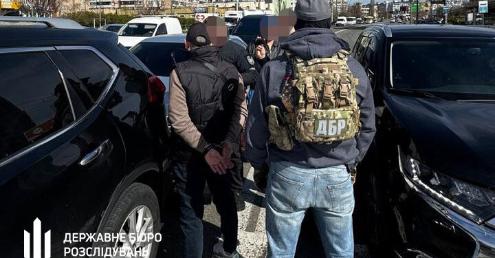 На хабарі затримано чиновника київської райадміністрації (Відео) 1 ДБР