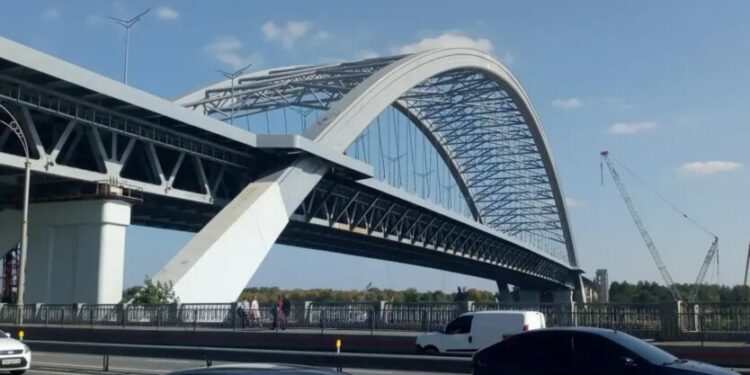 Корупційна схема на Подільському мосту: чиновники КМДА "відмили" 153 мільйони гривень 1 Подільський міст