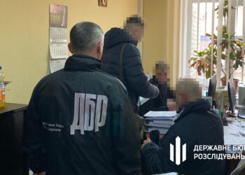 Корупційний спрут на Сумській митниці: інспектори "допомогли" бізнесмену обікрасти державу на мільйони 1 ДБР