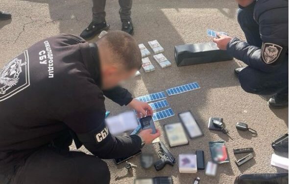 Корупційний скандал у податковій: чиновник обіцяв "безперешкодний" бізнес за великий хабар 1 хабар