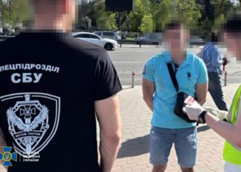 Корупційні метастази в КМДА: викрито новий випадок хабарництва у земельному департаменті 1 Хабар за дитячий спортмайданчик: затримано чиновника КМДА, який вимагав $15 тис.