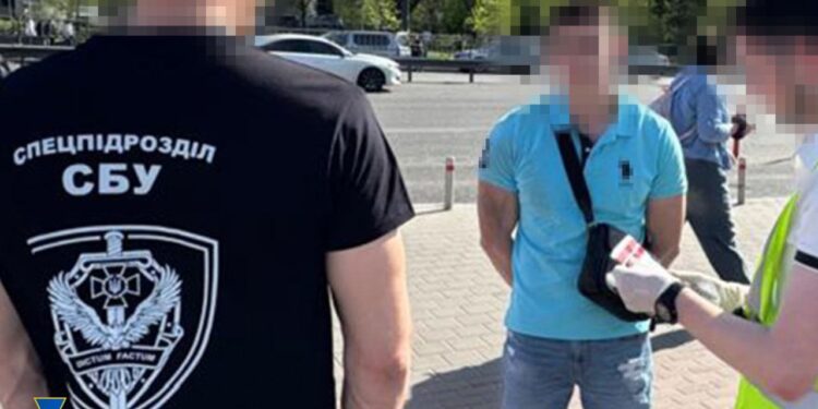 Корупційні метастази в КМДА: викрито новий випадок хабарництва у земельному департаменті 1 Хабар за дитячий спортмайданчик: затримано чиновника КМДА, який вимагав $15 тис.