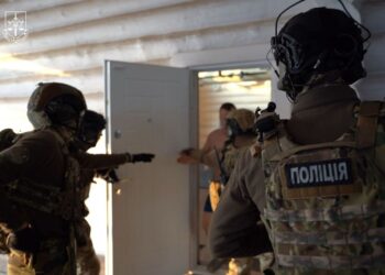 Правоохоронці викрили учасників організованої групи, які ошукали громадян Латвії на мільйони гривень