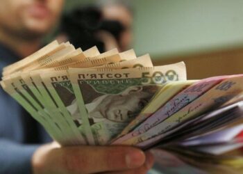 Керівники держорганів отримують по півмільйона, а середня зарплата в країні – 20 тисяч