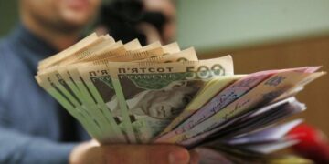 Керівники держорганів отримують по півмільйона, а середня зарплата в країні – 20 тисяч