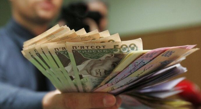 Під час війни зарплати чиновників б'ють рекорди 1 Керівники держорганів отримують по півмільйона, а середня зарплата в країні – 20 тисяч