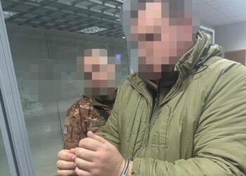 Комбриг "влаштував" дружину на мільйонні виплати