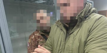 Комбриг "влаштував" дружину на мільйонні виплати