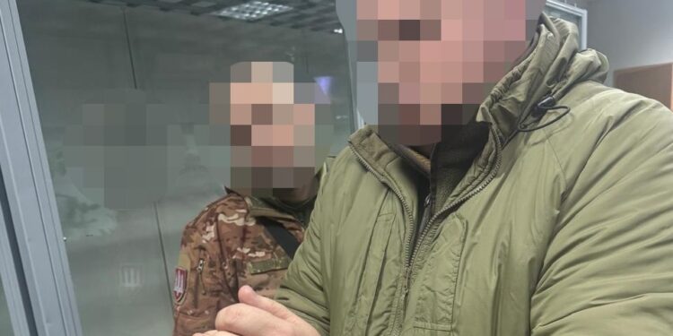 Комбриг "влаштував" дружину на мільйонні виплати