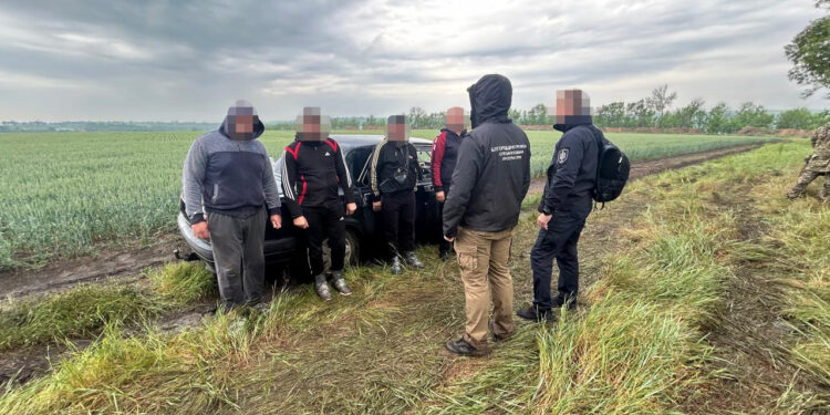 Правоохоронця та його спільника спіймали на оборудках з ухилянтами