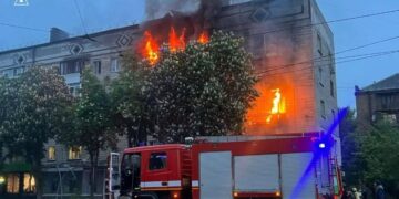 Київ під ударом: рятувальники ліквідовують наслідки нічної атаки РФ