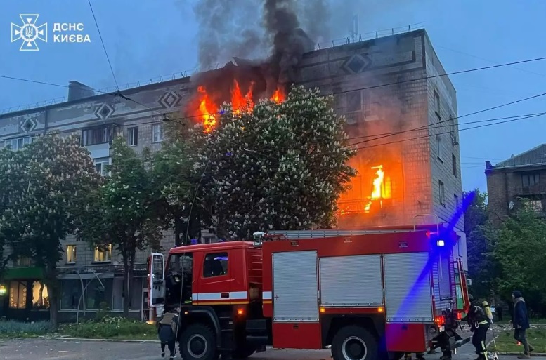Масована атака РФ на Київ: двоє загиблих, восьмеро поранених, серед них четверо дітей (Фото) 7 Київ під ударом: рятувальники ліквідовують наслідки нічної атаки РФ