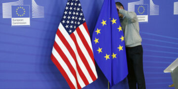 Розкол у трансатлантичній єдності: ЄС та США розходяться у санкційній політиці проти Росії