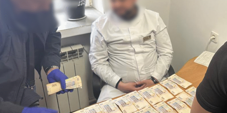 Золота жила на ухилянтах: член ВЛК на Волині "накосив" 70 тисяч 1 Волинянин "назаробляв" 70 тисяч на ухилянтах: поліція затримала члена ВЛК