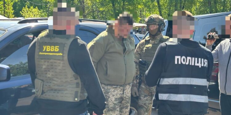 Продавав "квитки" від мобілізації: співробітника ТЦК спіймали на хабарі 1 Співробітник ТЦК організував схему уникнення мобілізації за гроші