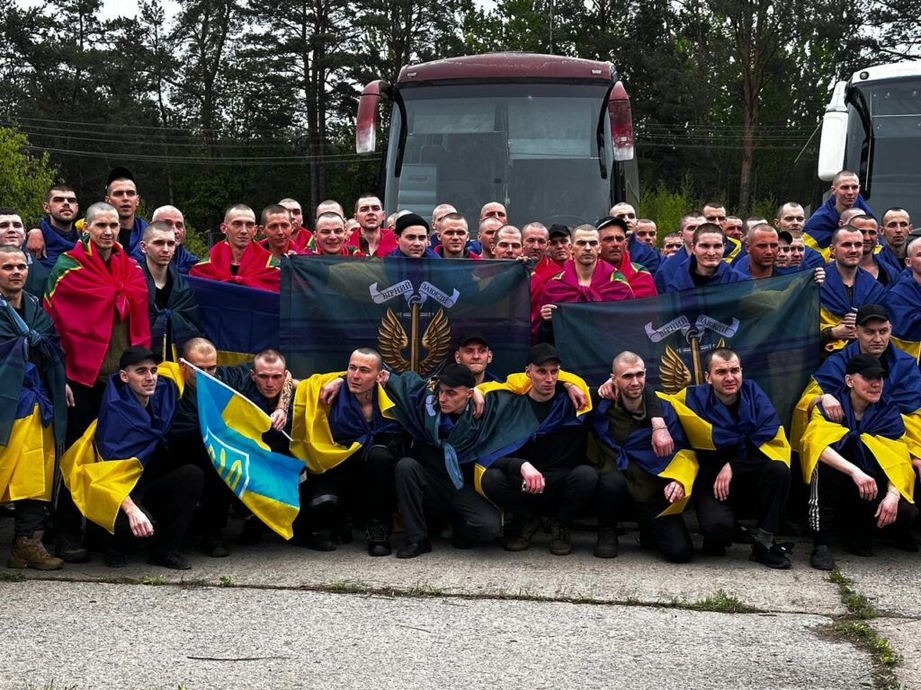 З російського полону повернулось 205 захисників України: всі фото, відео звільнених (оновлено) 11 WhatsApp Image 2025 05 06 at 15.47.18 1 З російського полону повернулось 205 захисників України: всі фото, відео звільнених (оновлено)