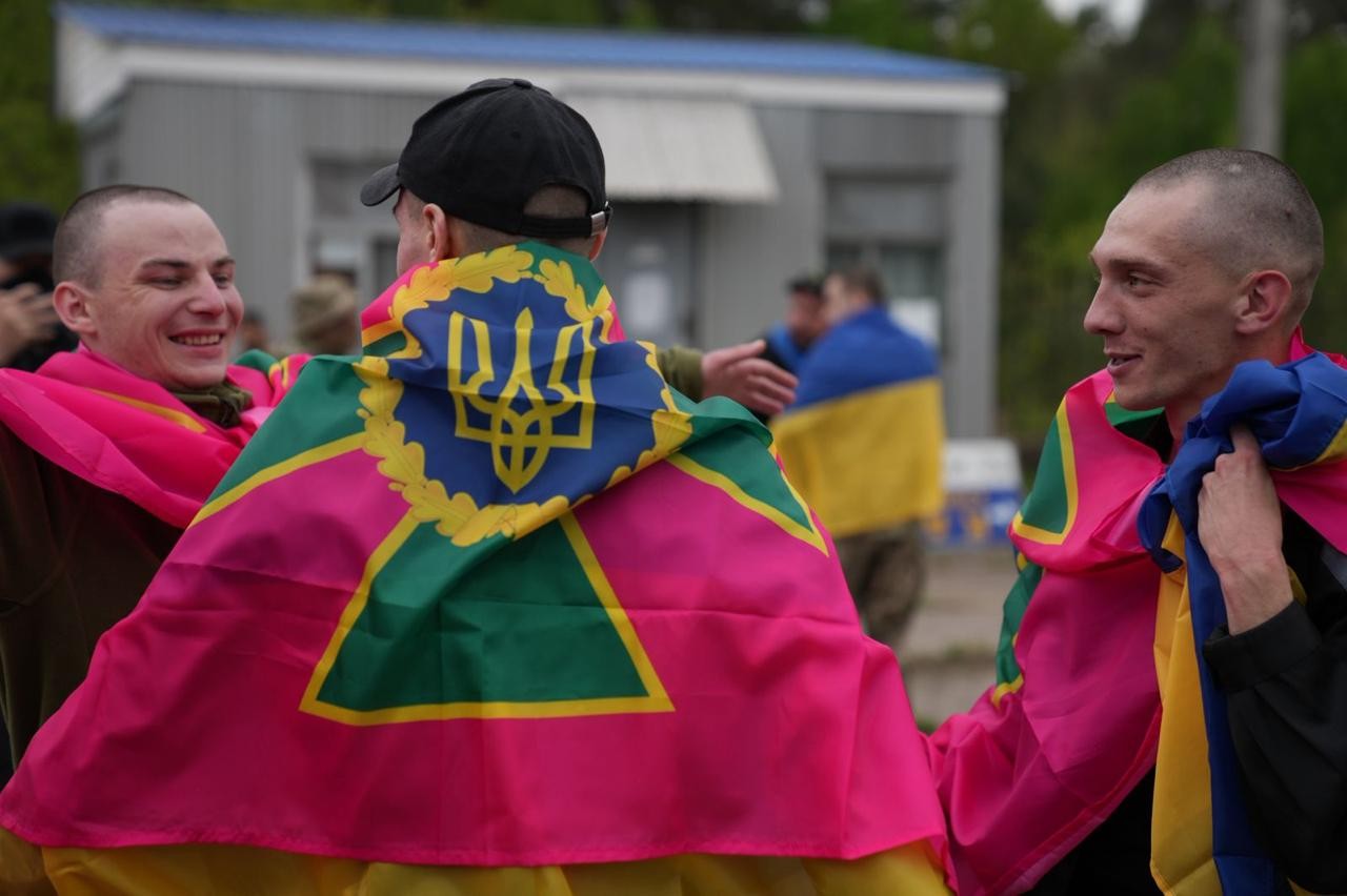 З російського полону повернулось 205 захисників України: всі фото, відео звільнених (оновлено) 14 WhatsApp Image 2025 05 06 at 15.58.54 З російського полону повернулось 205 захисників України: всі фото, відео звільнених (оновлено)