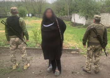 Хотів "загубитися" серед жінок: чоловіка затримали на кордоні в жіночому вбранні