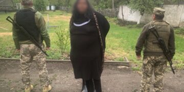 Хотів "загубитися" серед жінок: чоловіка затримали на кордоні в жіночому вбранні