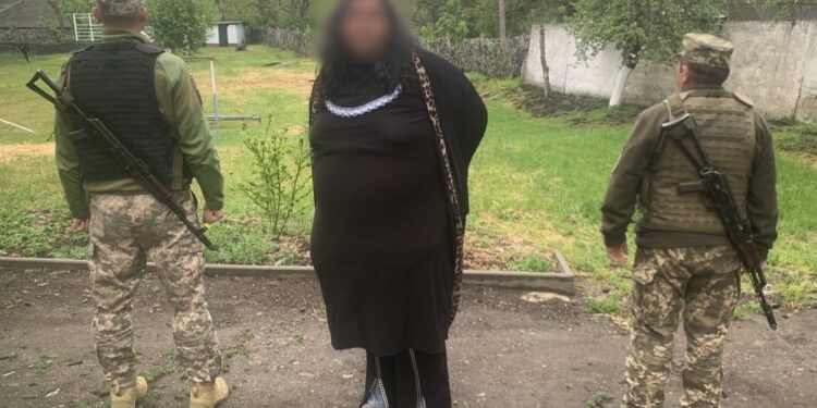 Незвичайний "маскарад" на кордоні: чоловік намагався втекти від мобілізації "ставши жінкою" (Відео) 1 Хотів "загубитися" серед жінок: чоловіка затримали на кордоні в жіночому вбранні