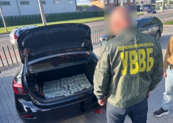 Керівник благодійного фонду продавав підроблені довідки та організовував перетин кордону