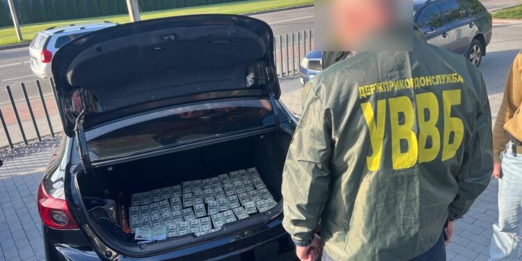 Корупція під прикриттям благодійності: викрито керівника фонду, який за гроші переправляв чоловіків за кордон 1 Керівник благодійного фонду продавав підроблені довідки та організовував перетин кордону