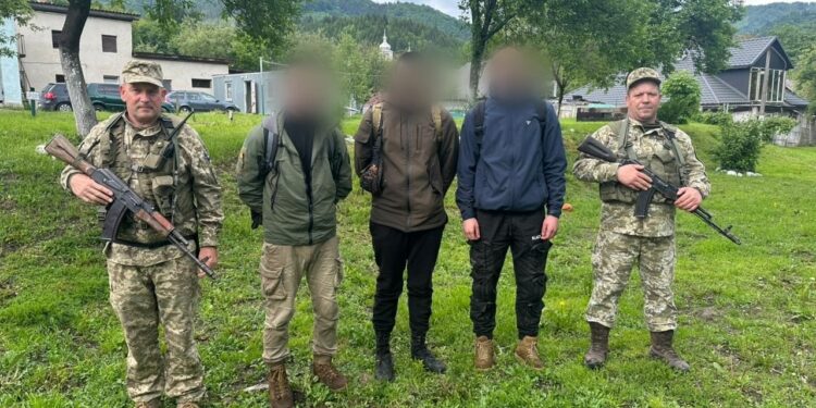 Прикордонники знайшли заблукалих, які прямували до Румунії