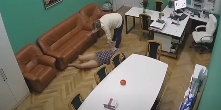 "Підлогові вправи" чиновників КМДА: Скандальні кадри потрапили в мережу