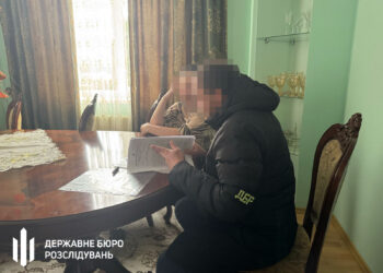 ДБР викрило корупційну схему на Львівській митниці: Інспекторка переправляла ухилянтів