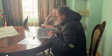 ДБР викрило корупційну схему на Львівській митниці: Інспекторка переправляла ухилянтів