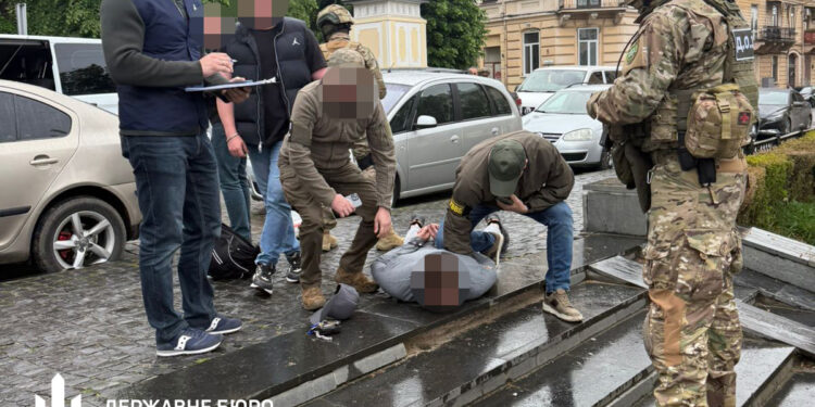 Погони проти закону: викрито правоохоронця на організації незаконної переправи через «Ягодин» 1 Викрито правоохоронця, який організовував схему незаконного перетину кордону через «Ягодин»