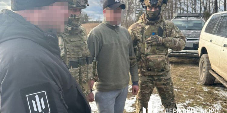 Погорів на хабарі: на Рівненщині правоохоронець організував канал втечі ухилянтів до Білорусі 1 Правоохоронець з Рівненщини заробляв на переправленні ухилянтів