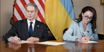 Скотт Бессент та Юлія Свириденко під час церемонії підписання угоди у США