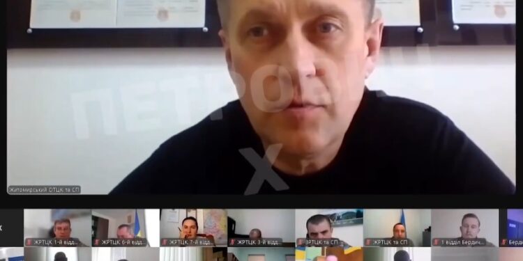 "Полювання на людей" чи "інформаційна атака": Мережу сколихнуло відео з Житомирського ТЦК про "нові методи" мобілізації 1 Житормирський ТЦК обговорює, як краще влаштувати бусифікацію