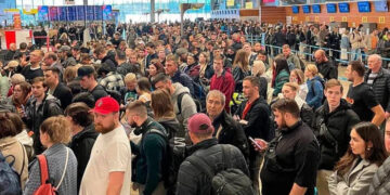 Ласкаво просимо до російського "Домодєдово-Хілтон": пасажири плачуть і б'ються за місце біля розетки, бо дрони скасували їхній "люкс"