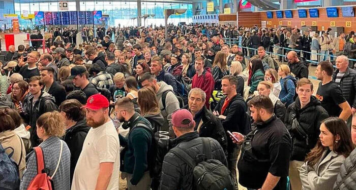 Українські дрони посадили росіян на "дієту": в аеропортах РФ третя доба істерик через голод і відсутність вильоту (Фото) 1 Ласкаво просимо до російського "Домодєдово-Хілтон": пасажири плачуть і б'ються за місце біля розетки, бо дрони скасували їхній "люкс"