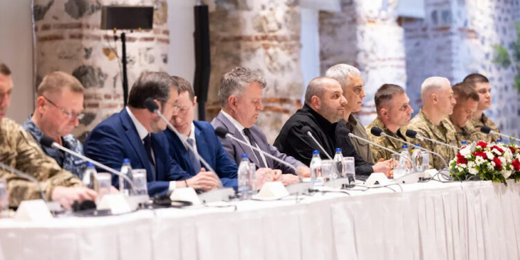 Підсумки переговорів у Стамбулі: Умєров та Мединський про обмін полоненими "1000 на 1000", припинення вогню та зустріч лідерів 1 Масштабний обмін полоненими "1000 на 1000" та підготовка до зустрічі Зеленського з Путіним – заяви делегацій на переговорах