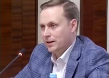 Топ-посадовець НАБУ Олександр Скомаров та його родина – батько з паспортом РФ, сестра працювала на Альперіна, а дружина – на Коломойського