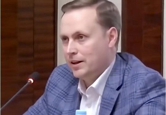 Топ-посадовець НАБУ Олександр Скомаров та його родина - батько з паспортом РФ, сестра працювала на Альперіна, а дружина - на Коломойського 1 Топ-посадовець НАБУ Олександр Скомаров та його родина – батько з паспортом РФ, сестра працювала на Альперіна, а дружина – на Коломойського