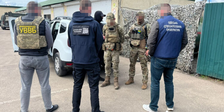 Одеський правоохоронець організував бізнес на ухилянтах: деталі корупційного скандалу 1 Правоохоронець на Одещині "заробляв" на ухилянтах, переправляючи їх до Придністров'я