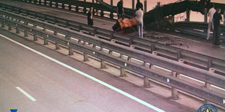 "Бог любить Трійцю": СБУ завдала нищівного підводного удару по Кримському мосту 1 СБУ втретє підірвала Кримський міст