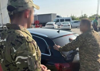 Підполковник торгував виїздом за кордон під час війни