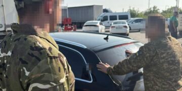 Підполковник торгував виїздом за кордон під час війни