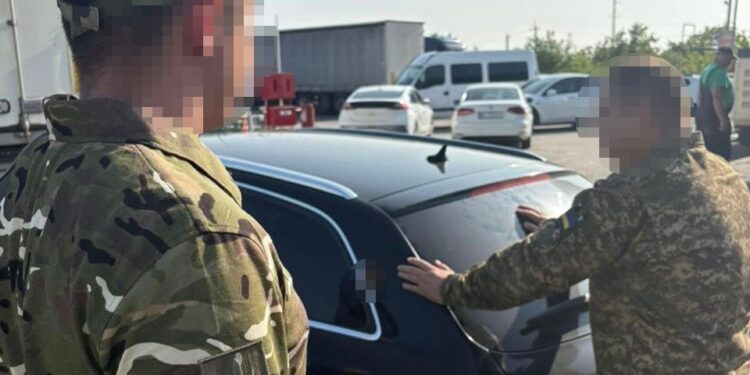 Підполковник торгував виїздом за кордон під час війни