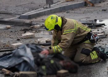 Троє рятувальників ДСНС загинули в Києві під час ліквідації наслідків російських ударів