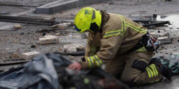 Троє рятувальників ДСНС загинули в Києві під час ліквідації наслідків російських ударів