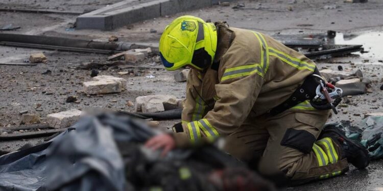 Троє рятувальників ДСНС загинули в Києві під час ліквідації наслідків російських ударів
