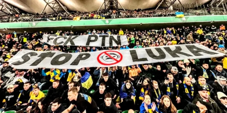 Білоруські фанати підтримали Україну банерами проти путіна та лукашенка на матчі збірної